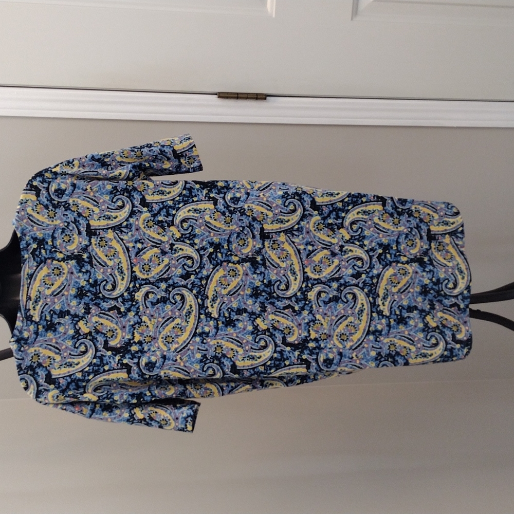LulaRoe top with bilevel hem - Picture 2 of 4